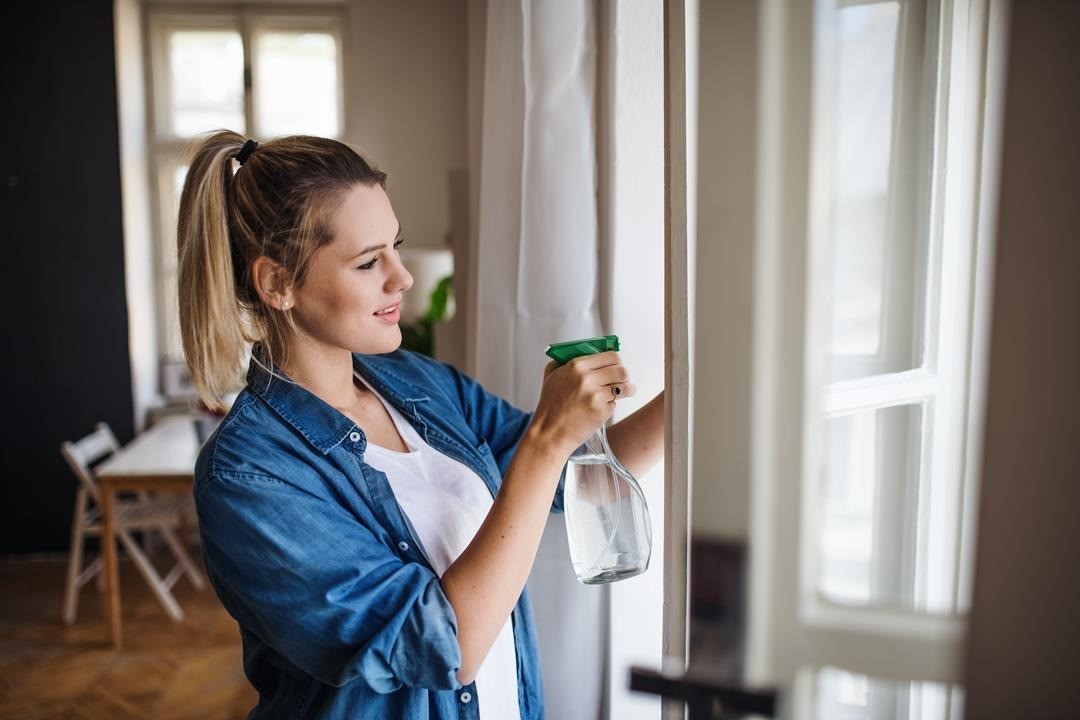 kobieta myje okno